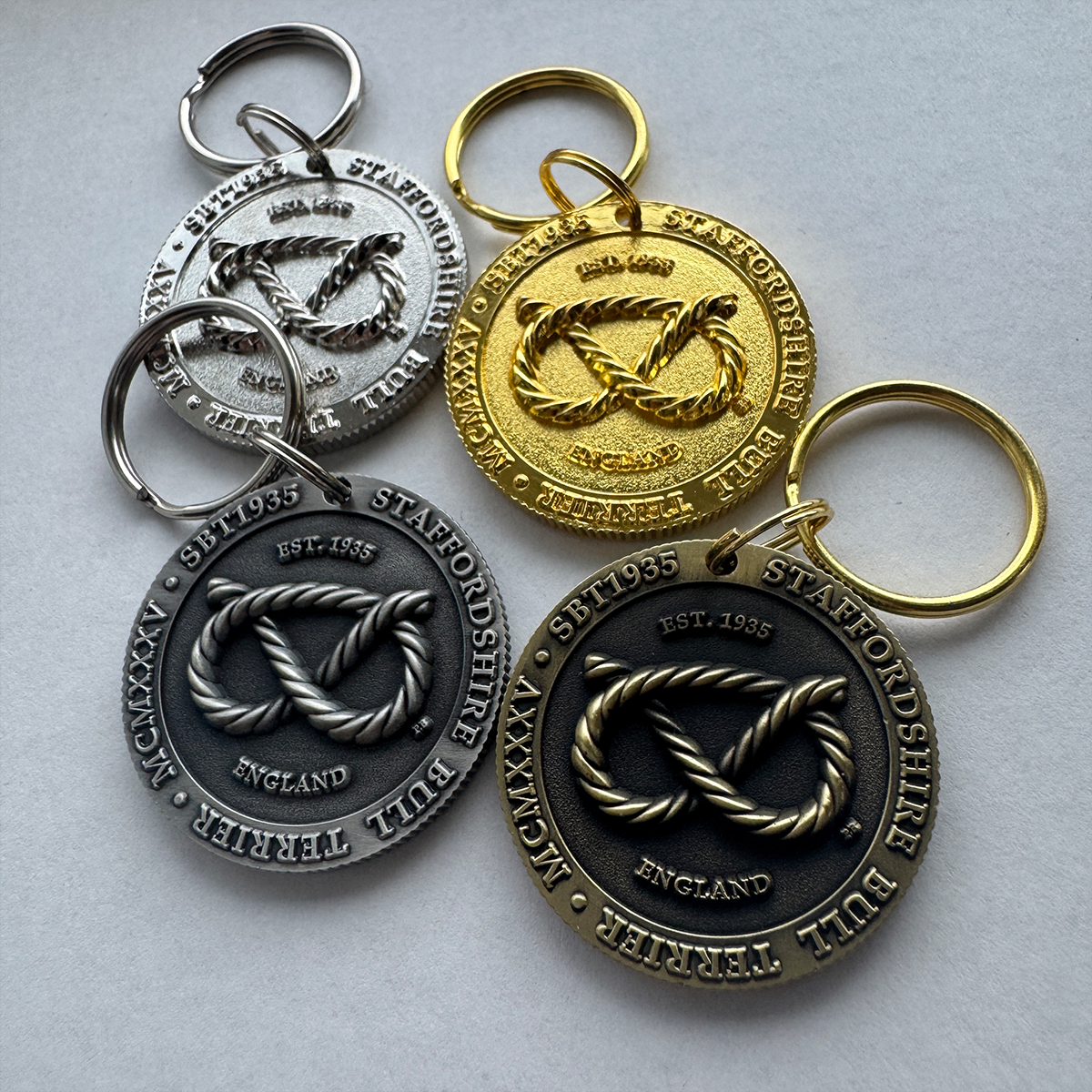 Staffordshire Bull Terrier 1935® Médaille Staffie Nœud - Or ou Argent
