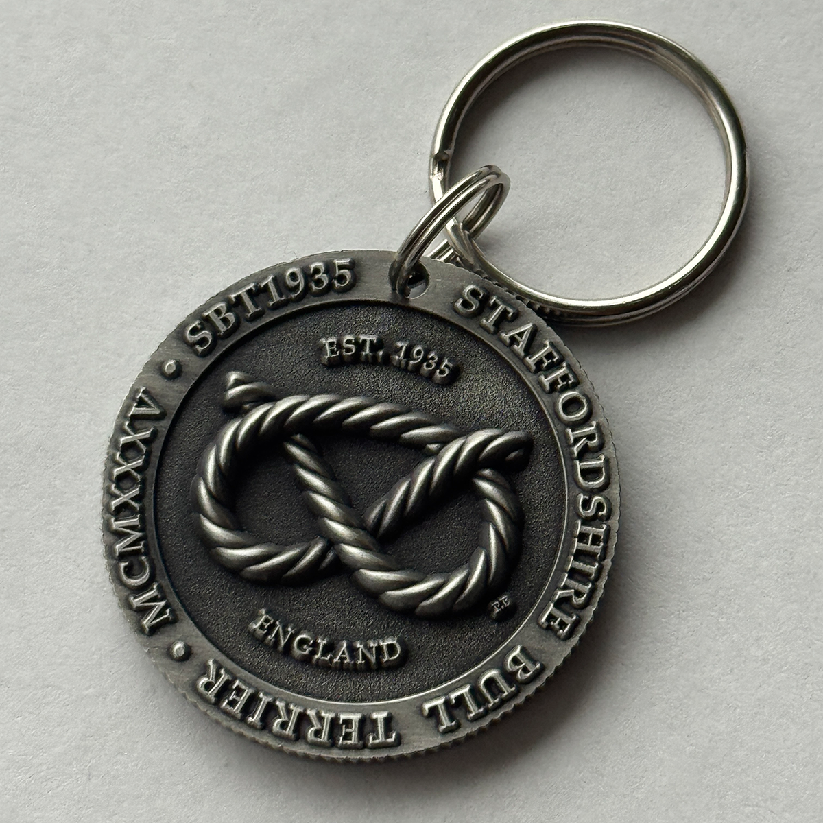 Staffordshire Bull Terrier 1935® Médaille Staffie Nœud - Laiton ou Argent Ancien