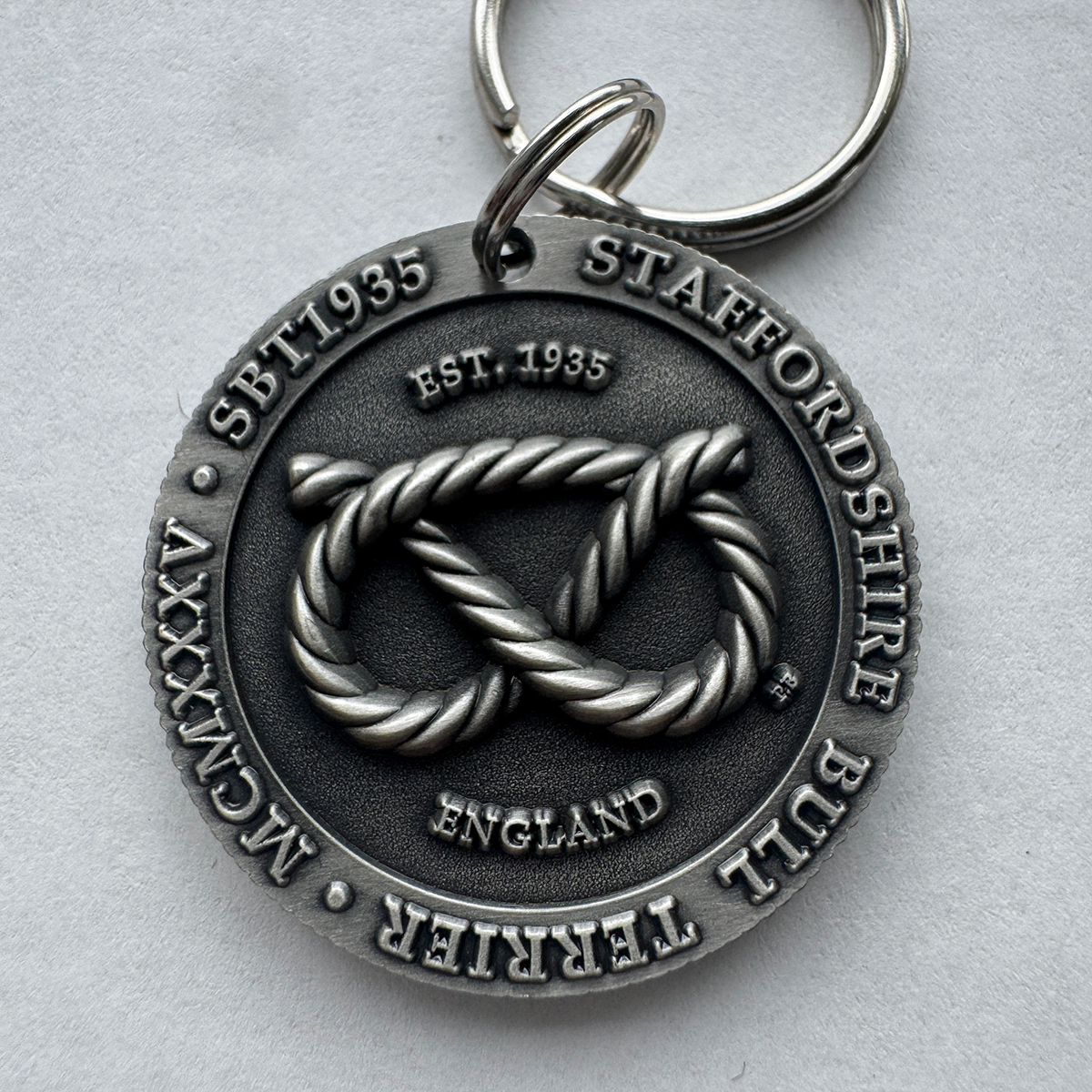Staffordshire Bull Terrier 1935® Médaille Staffie Nœud - Laiton ou Argent Ancien
