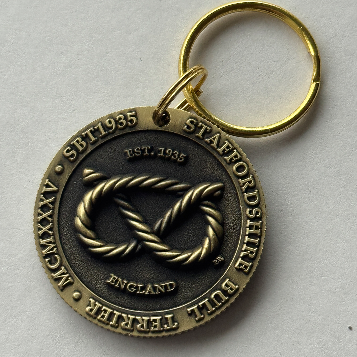 Staffordshire Bull Terrier 1935® Médaille Staffie Nœud - Laiton ou Argent Ancien
