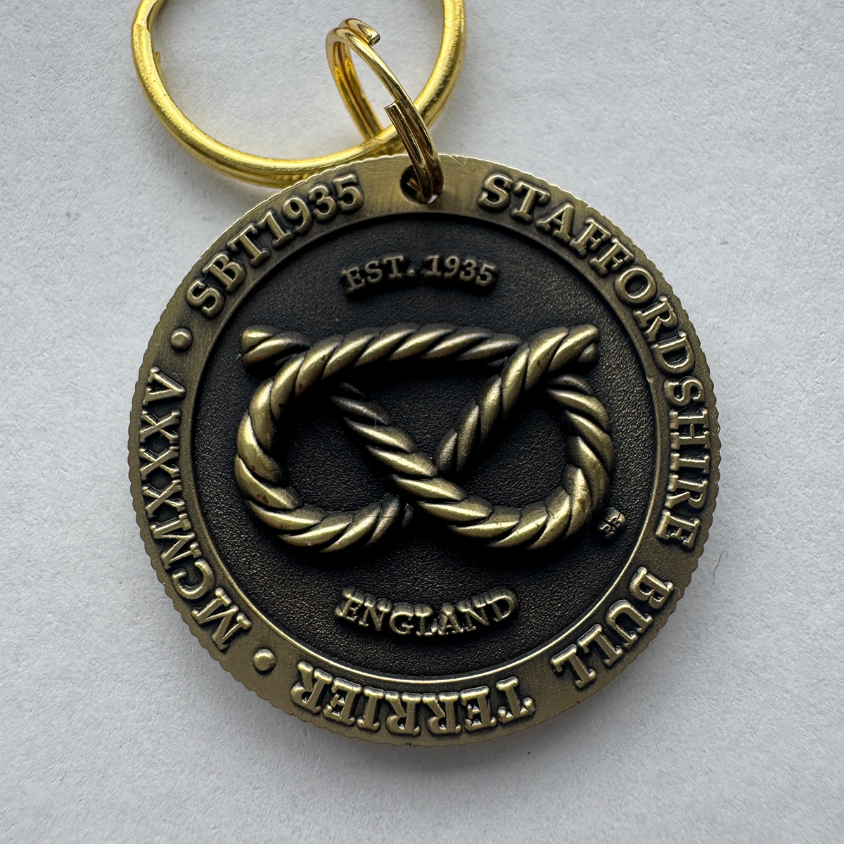 Staffordshire Bull Terrier 1935® Médaille Staffie Nœud - Laiton ou Argent Ancien