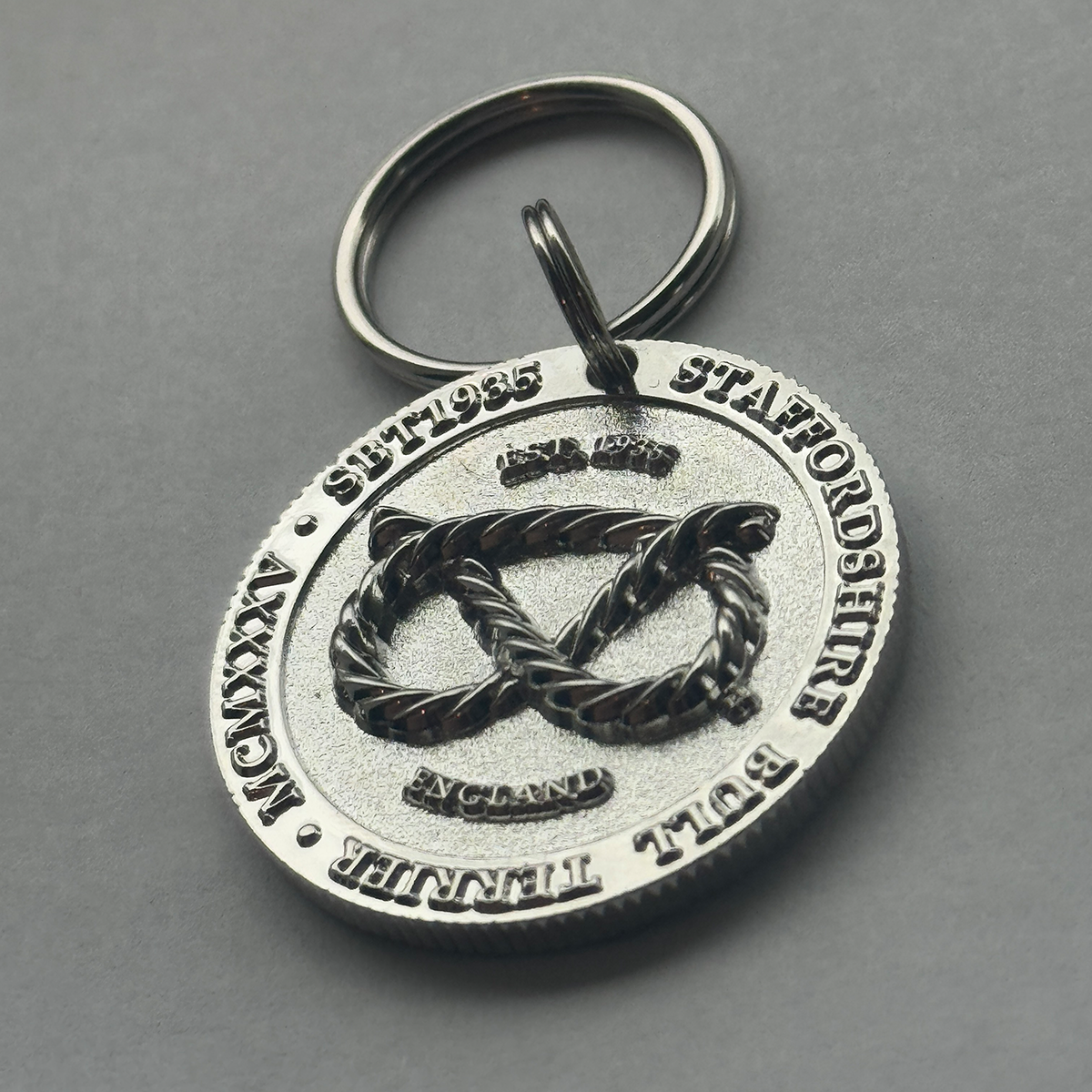 Staffordshire Bull Terrier 1935® Médaille Staffie Nœud - Or ou Argent