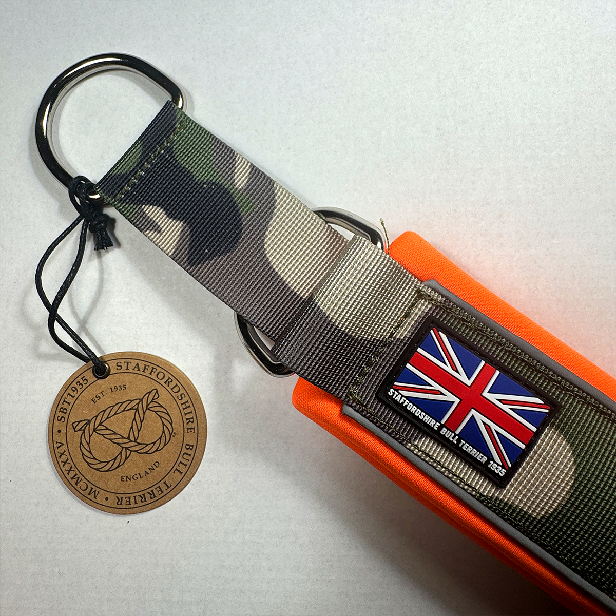 Staffordshire Bull Terrier 1935® Martingale Halsband - Klassisk Camo & Neonorange