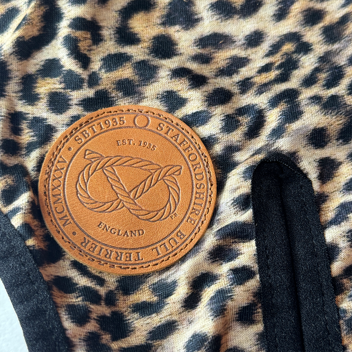 Staffordshire Bull Terrier 1935® Tikskydd med Hängslen - Leopard
